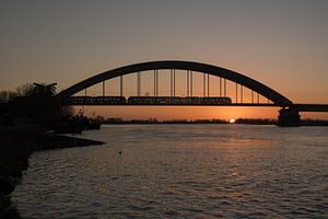 Zug über Eisenbahnbrücke Culemborg bei Sonnenuntergang von Moetwil en van Dijk - Fotografie