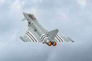 RAF Eurofighter Typhoon mit Invasionsstreifen.