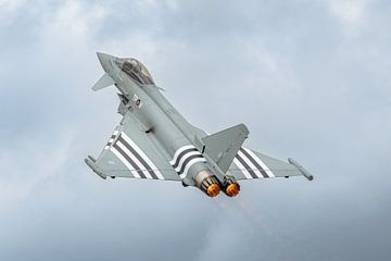 RAF Eurofighter Typhoon met invasiestrepen.