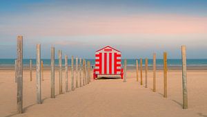 Eenzaam strandhuisje van Frans Nijland