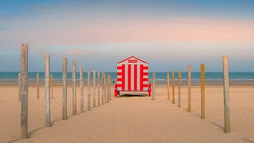 Eenzaam strandhuisje van Frans Nijland