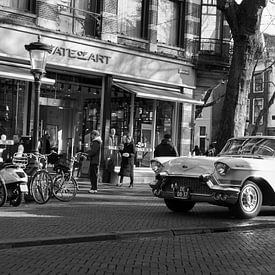 1957 Cadillac DeVille im Herzen von Utrecht. von Henk Schaap