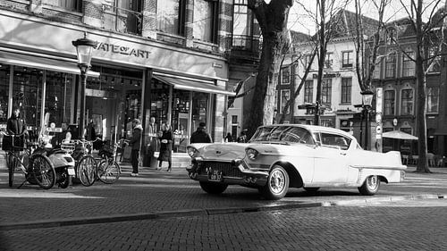 1957 Cadillac DeVille im Herzen von Utrecht. von Henk Schaap