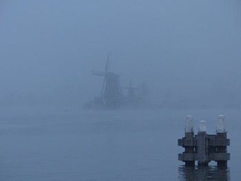 Molen in de mist op de Zaanse Schans