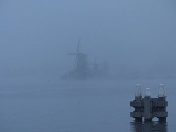 Mühle im Nebel auf der Zaanse Schans von Bettie Steutel