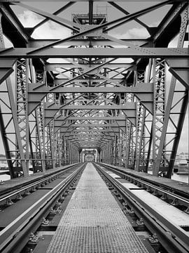 Voormalige spoorbrug 'De Hef' in Rotterdam (staand zwart wit) van Rick Van der Poorten