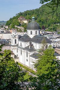 Salzburg - Kollegienkirche und im Hintergrund das Kapuzinerkloster