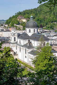Salzburg - collegiale kerk en het kapucijnenklooster op de achtergrond