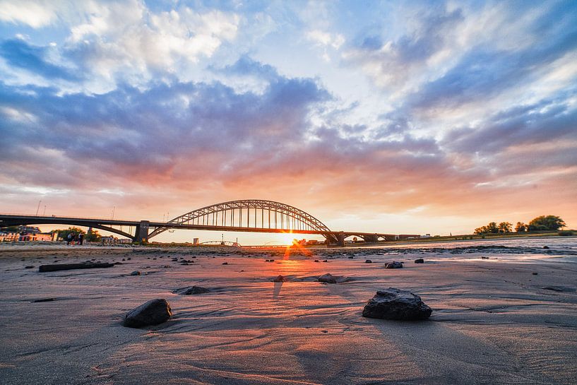 Waalbrug by Robert van Grinsven