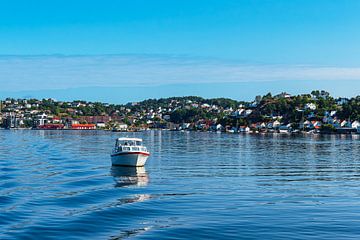 Gezicht op de stad Arendal met boot in Noorwegen van Rico Ködder