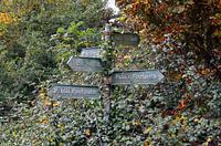 Komischer Wegweiser für Wanderrouten in der Landschaft der Cotswolds in England