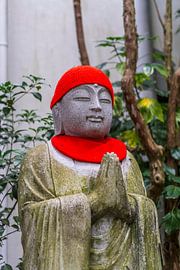 Monnik standbeeld met muts en sjaal. van Joost Potma