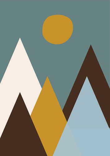 Berge in sanften Farben mit der Sonne am Himmel