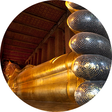 Liggende Boeddha in Bangkok. van Luuk van der Lee