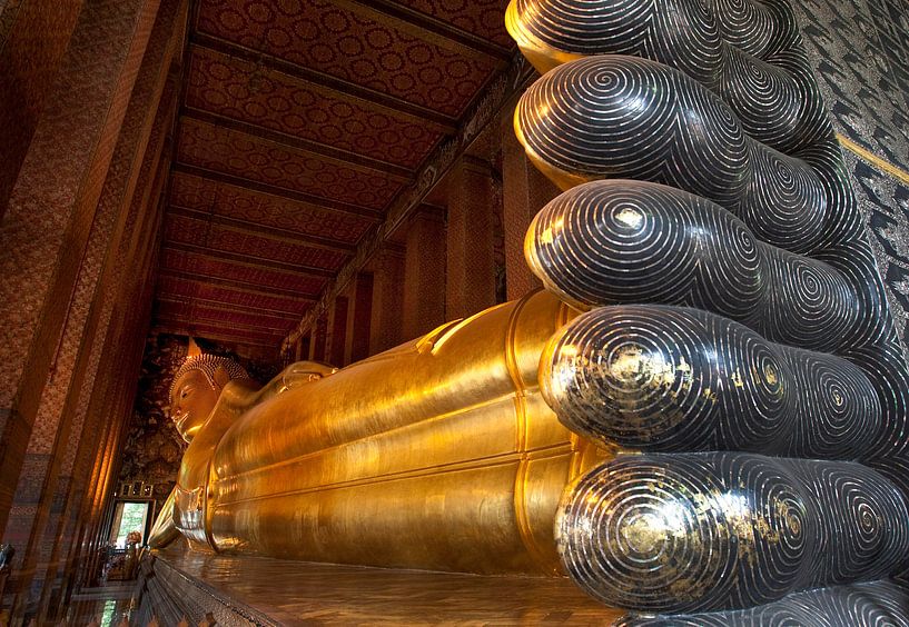 Liggende Boeddha in Bangkok. van Luuk van der Lee