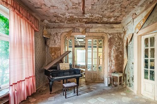 Verlaten piano in een voormalige en zeer bekende villa in Duitsland