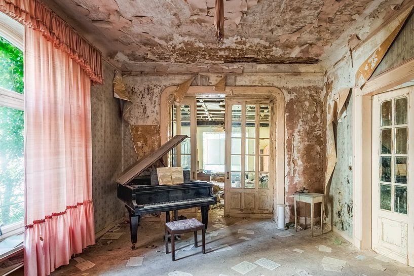 Verlaten piano in een voormalige en zeer bekende villa in Duitsland van Gentleman of Decay