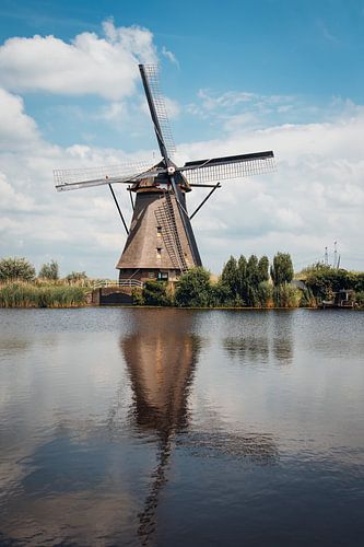Mühle mit Reflexion in Kinderdijk von Photography by Cynthia Frankvoort
