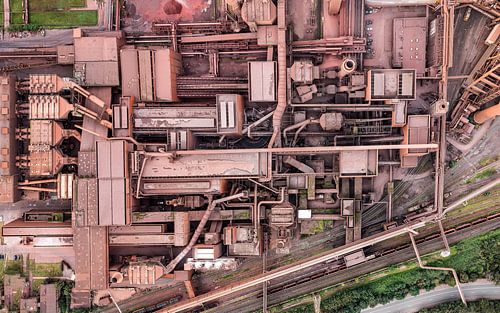 Avondpanorama van Thyssenkrupp staalfabriek en de Rijn in Duisburg