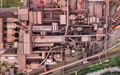 Avondpanorama van Thyssenkrupp staalfabriek en de Rijn in Duisburg