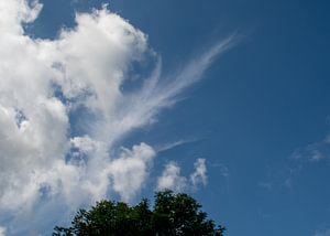 Wolkendek en een blauwe lucht