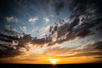 Ondergaande zon met focus op de lucht