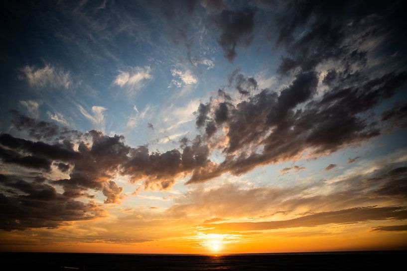 Untergehende Sonne mit Fokus auf den Himmel von Thomas Winters