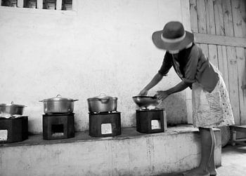 Une femme cuit sur le feu à Madagascar