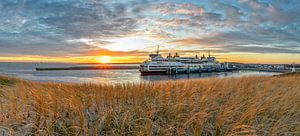 Veerboot en zonsondergang op Texel. van Justin Sinner Pictures ( Fotograaf op Texel)