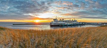 Ferry and sunset on Texel. by Justin Sinner Pictures ( Fotograaf op Texel)