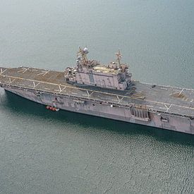 U.S. Navy mottenballenschip bij Pearl Harbor. van Jaap van den Berg