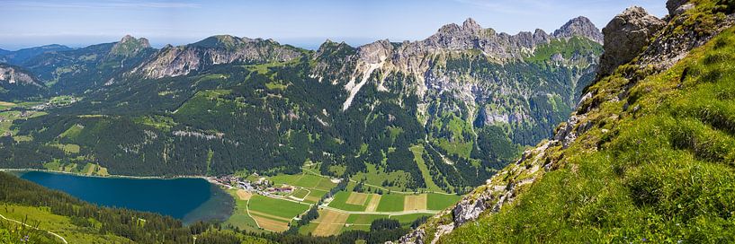 Panorama de montagne depuis la Krinnenspitze sur le lac Haldensee et les montagnes de Tannheim par Walter G. Allgöwer