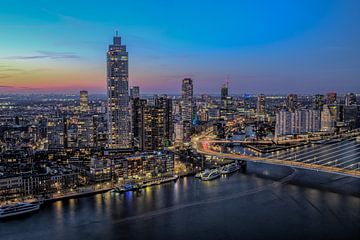 Bruisend Rotterdam by night van Willem Woudenberg / Photobywim