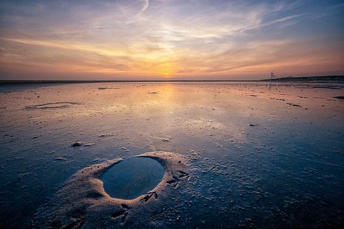 Zonsondergang op het strand van de Maasvlakte