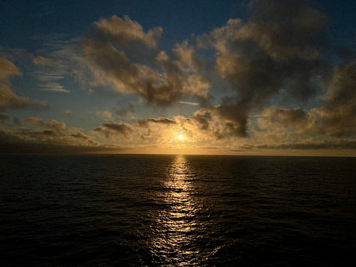 Dunkles Porträt eines Sonnenuntergangs