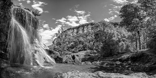 Waterval in de Franse Jura in zwart-wit