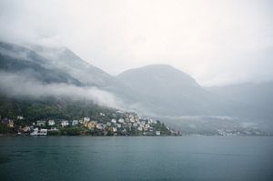 Des maisons enveloppées de brume