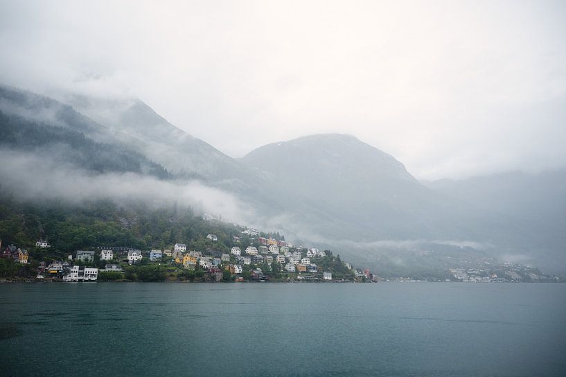 In Nebel gehüllte Häuser von MdeJong Fotografie