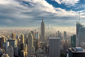 New York: Blick auf Lower Manhattan an einem nebligen Tag von Carlos Charlez