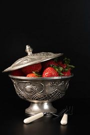 Silberschale mit Erdbeeren