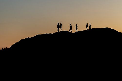 Menschen als Silhouetten am Strand von Long Beach auf Vancouver Island bei Sonnenuntergang