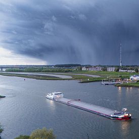 Der Lek bei Vianen mit Gewitter draußen von Sander Goldbach