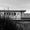 Aabe Fabrik Tilburg. Die Fassade mit Text, in schwarz und weiß. von Blond Beeld