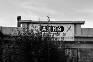 Usine Aabe de Tilburg. La façade avec le texte en noir et blanc.
