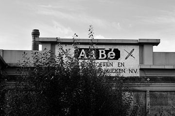 Aabe Fabrik Tilburg. Die Fassade mit Text, in schwarz und weiß. von Blond Beeld