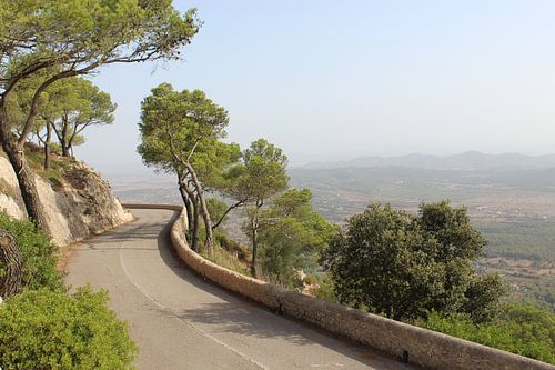 Kronkelende weg bovenaan Puig de Sant Salvador, Mallorca (de Balearen)
