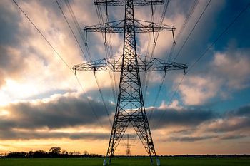 Hochspannungsmasten in einer niederländischen Landschaft