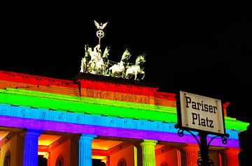 Historical sign "Pariser Platz" with illuminated Brandenburg Gate