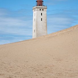 Der Leuchtturm Rubjerg Knude Fyr in Dänemark von Anges van der Logt