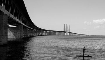 SUP'er à Øresundsbridge, Suède sur Willem van den Berge